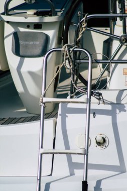 Tel Aviv İsrail 22 Şubat 2020 Kış mevsiminde Tel Aviv limanında demirlemiş teknelerin görüntüsü