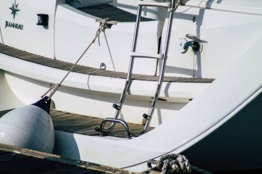 Tel Aviv İsrail 22 Şubat 2020 Kış mevsiminde Tel Aviv limanında demirlemiş teknelerin görüntüsü