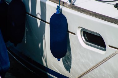 Tel Aviv İsrail 22 Şubat 2020 Kış mevsiminde Tel Aviv limanında demirlemiş teknelerin görüntüsü