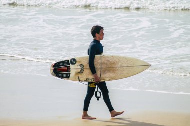 Tel Aviv İsrail 22 Şubat 2020. Kimliği belirsiz İsrail halkının kışın Tel Aviv sahillerinde eğlendiğini görüyoruz.