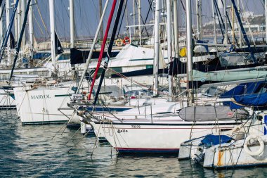 Tel Aviv İsrail 22 Şubat 2020 Kış mevsiminde Tel Aviv limanında demirlemiş teknelerin görüntüsü