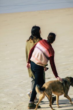 Tel Aviv İsrail 22 Şubat 2020. Kimliği belirsiz İsrail halkının kışın Tel Aviv sahillerinde eğlendiğini görüyoruz.