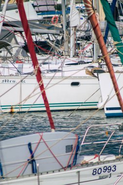 Tel Aviv İsrail 22 Şubat 2020 Kış mevsiminde Tel Aviv limanında demirlemiş teknelerin görüntüsü