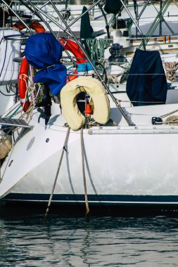 Tel Aviv İsrail 22 Şubat 2020 Kış mevsiminde Tel Aviv limanında demirlemiş teknelerin görüntüsü