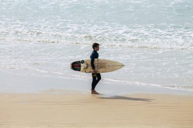 Tel Aviv İsrail 22 Şubat 2020. Kimliği belirsiz İsrail halkının kışın Tel Aviv sahillerinde eğlendiğini görüyoruz.