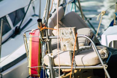 Tel Aviv İsrail 22 Şubat 2020 Kış mevsiminde Tel Aviv limanında demirlemiş teknelerin görüntüsü