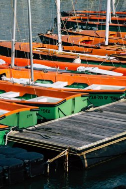 Tel Aviv İsrail 22 Şubat 2020 Kış mevsiminde Tel Aviv limanında demirlemiş teknelerin görüntüsü