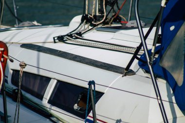 Tel Aviv İsrail 22 Şubat 2020 Kış mevsiminde Tel Aviv limanında demirlemiş teknelerin görüntüsü