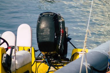 Tel Aviv İsrail 22 Şubat 2020 Kış mevsiminde Tel Aviv limanında demirlemiş teknelerin görüntüsü