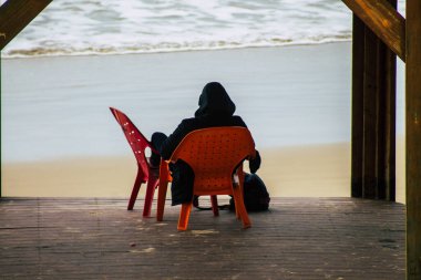 Tel Aviv İsrail 22 Şubat 2020. Kimliği belirsiz İsrail halkının kışın Tel Aviv sahillerinde eğlendiğini görüyoruz.