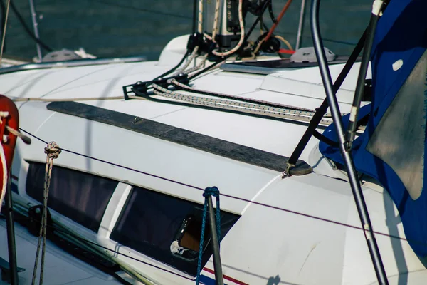 Tel Aviv İsrail 22 Şubat 2020 Kış mevsiminde Tel Aviv limanında demirlemiş teknelerin görüntüsü