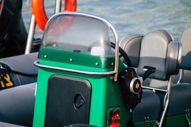 Tel Aviv İsrail 22 Şubat 2020 Kış mevsiminde Tel Aviv limanında demirlemiş teknelerin görüntüsü