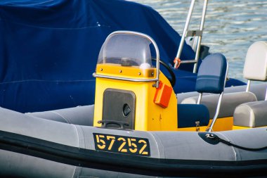 Tel Aviv İsrail 22 Şubat 2020 Kış mevsiminde Tel Aviv limanında demirlemiş teknelerin görüntüsü