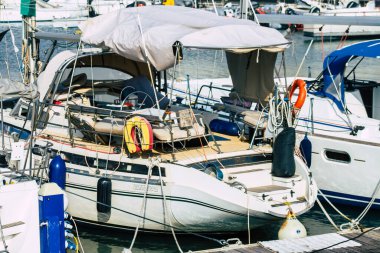 Tel Aviv İsrail 22 Şubat 2020 Kış mevsiminde Tel Aviv limanında demirlemiş teknelerin görüntüsü