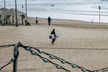 Tel Aviv İsrail 22 Şubat 2020. Kimliği belirsiz İsrail halkının kışın Tel Aviv sahillerinde eğlendiğini görüyoruz.