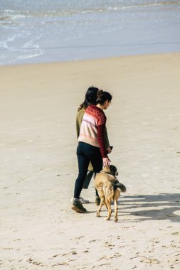 Tel Aviv İsrail 22 Şubat 2020. Kimliği belirsiz İsrail halkının kışın Tel Aviv sahillerinde eğlendiğini görüyoruz.