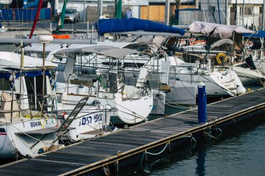 Tel Aviv İsrail 22 Şubat 2020 Kış mevsiminde Tel Aviv limanında demirlemiş teknelerin görüntüsü