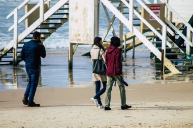 Tel Aviv İsrail 22 Şubat 2020. Kimliği belirsiz İsrail halkının kışın Tel Aviv sahillerinde eğlendiğini görüyoruz.