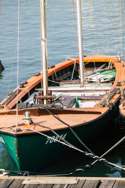 Tel Aviv İsrail 22 Şubat 2020 Kış mevsiminde Tel Aviv limanında demirlemiş teknelerin görüntüsü