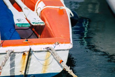 Tel Aviv İsrail 22 Şubat 2020 Kış mevsiminde Tel Aviv limanında demirlemiş teknelerin görüntüsü