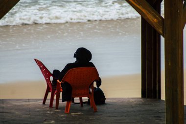 Tel Aviv İsrail 22 Şubat 2020. Kimliği belirsiz İsrail halkının kışın Tel Aviv sahillerinde eğlendiğini görüyoruz.