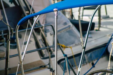 Tel Aviv İsrail 22 Şubat 2020 Kış mevsiminde Tel Aviv limanında demirlemiş teknelerin görüntüsü