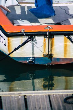 Tel Aviv İsrail 22 Şubat 2020 Kış mevsiminde Tel Aviv limanında demirlemiş teknelerin görüntüsü