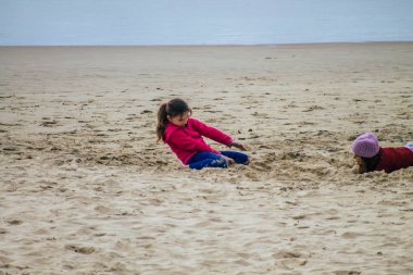 Tel Aviv İsrail 22 Şubat 2020 Kimliği belirsiz İsrailli çocukları kışın Tel Aviv sahillerinde eğlenirken görmek