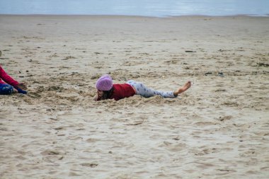 Tel Aviv İsrail 22 Şubat 2020 Kimliği belirsiz İsrailli çocukları kışın Tel Aviv sahillerinde eğlenirken görmek