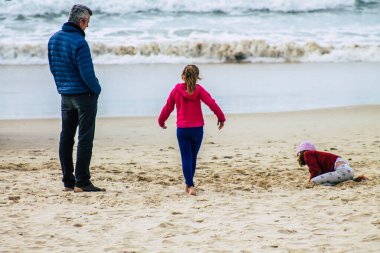 Tel Aviv İsrail 22 Şubat 2020 Kimliği belirsiz İsrailli çocukları kışın Tel Aviv sahillerinde eğlenirken görmek