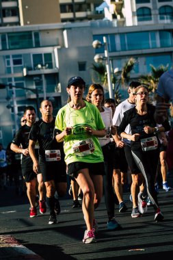 Tel Aviv İsrail 28 Şubat 2020 Sabahleyin Tel Aviv sokaklarında maraton koşan kimliği belirsiz insanların görüntüsü