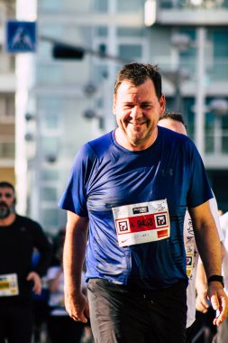 Tel Aviv İsrail 28 Şubat 2020 Sabahleyin Tel Aviv sokaklarında maraton koşan kimliği belirsiz insanların görüntüsü