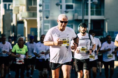 Tel Aviv İsrail 28 Şubat 2020 Sabahleyin Tel Aviv sokaklarında maraton koşan kimliği belirsiz insanların görüntüsü