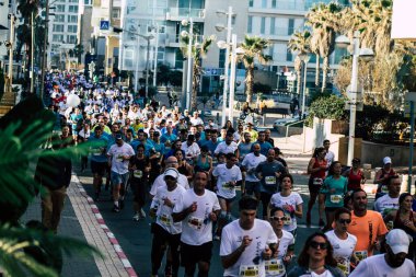 Tel Aviv İsrail 28 Şubat 2020 Sabahleyin Tel Aviv sokaklarında maraton koşan kimliği belirsiz insanların görüntüsü