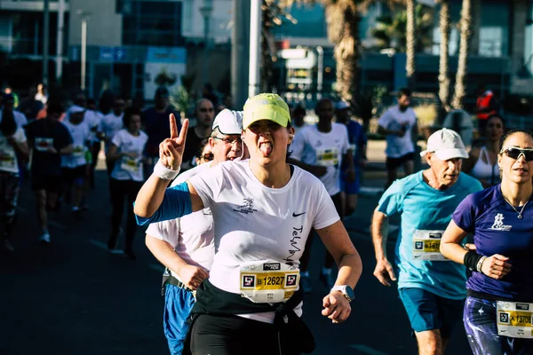 以色列特拉维夫2020年2月28日上午在特拉维夫街头观看身份不明的人跑马拉松 — 图库照片