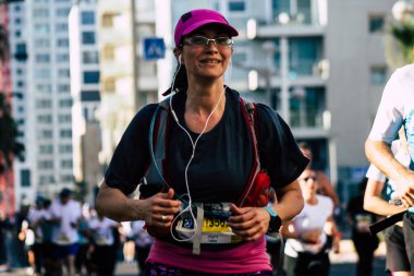 Tel Aviv İsrail 28 Şubat 2020 Sabahleyin Tel Aviv sokaklarında maraton koşan kimliği belirsiz insanların görüntüsü
