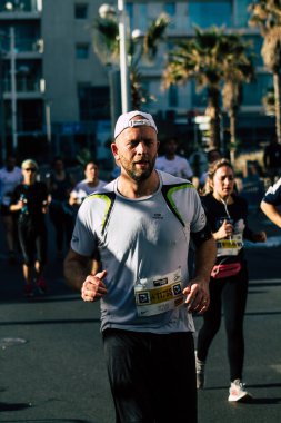 Tel Aviv İsrail 28 Şubat 2020 Sabahleyin Tel Aviv sokaklarında maraton koşan kimliği belirsiz insanların görüntüsü