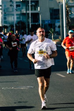 Tel Aviv İsrail 28 Şubat 2020 Sabahleyin Tel Aviv sokaklarında maraton koşan kimliği belirsiz insanların görüntüsü