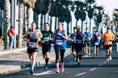 Tel Aviv İsrail 28 Şubat 2020 Sabahleyin Tel Aviv sokaklarında maraton koşan kimliği belirsiz insanların görüntüsü