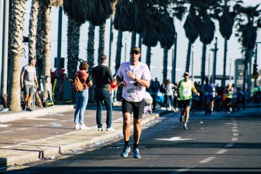 Tel Aviv İsrail 28 Şubat 2020 Sabahleyin Tel Aviv sokaklarında maraton koşan kimliği belirsiz insanların görüntüsü