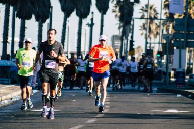 Tel Aviv İsrail 28 Şubat 2020 Sabahleyin Tel Aviv sokaklarında maraton koşan kimliği belirsiz insanların görüntüsü