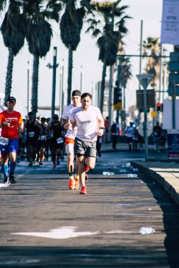 Tel Aviv İsrail 28 Şubat 2020 Sabahleyin Tel Aviv sokaklarında maraton koşan kimliği belirsiz insanların görüntüsü