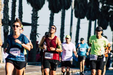 Tel Aviv İsrail 28 Şubat 2020 Sabahleyin Tel Aviv sokaklarında maraton koşan kimliği belirsiz insanların görüntüsü