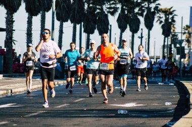 Tel Aviv İsrail 28 Şubat 2020 Sabahleyin Tel Aviv sokaklarında maraton koşan kimliği belirsiz insanların görüntüsü