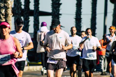 Tel Aviv İsrail 28 Şubat 2020 Sabahleyin Tel Aviv sokaklarında maraton koşan kimliği belirsiz insanların görüntüsü