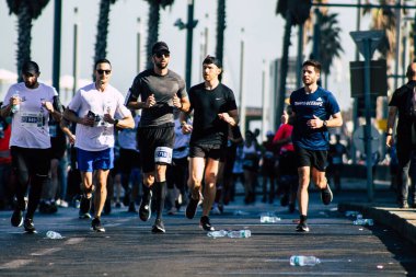 Tel Aviv İsrail 28 Şubat 2020 Sabahleyin Tel Aviv sokaklarında maraton koşan kimliği belirsiz insanların görüntüsü