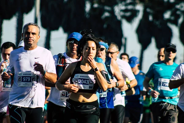 以色列特拉维夫2020年2月28日上午在特拉维夫街头观看身份不明的人跑马拉松 — 图库照片
