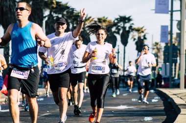Tel Aviv İsrail 28 Şubat 2020 Sabahleyin Tel Aviv sokaklarında maraton koşan kimliği belirsiz insanların görüntüsü
