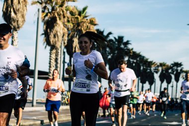 Tel Aviv İsrail 28 Şubat 2020 Sabahleyin Tel Aviv sokaklarında maraton koşan kimliği belirsiz insanların görüntüsü