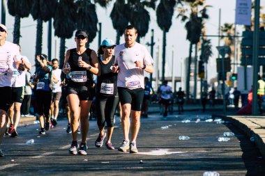 Tel Aviv İsrail 28 Şubat 2020 Sabahleyin Tel Aviv sokaklarında maraton koşan kimliği belirsiz insanların görüntüsü